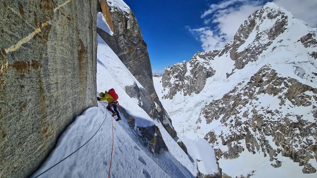 Команди намагалися піднятися на вершину висотою 5800 метрів понад тридцять років. Вілл Сім і Фабіан Буль не використовували звичайний підхід, полетівши на параплані до базового табору, щоб дістатися до гори. <br>Перше сходження вони здійснили 27 червня 2022 року. Фото Fabi Buhl