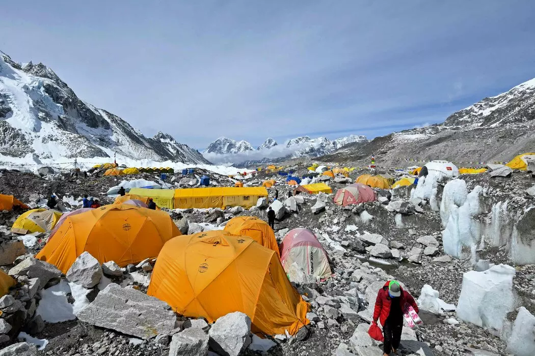 Базовий табір на горі Еверест у Непалі у травні 2021 року. Незважаючи на спалах Covid-19, сотні альпіністів сподіваються піднятися на вершину найвищої гори світу. Фото Prakash Mathema/Agence France-Presse