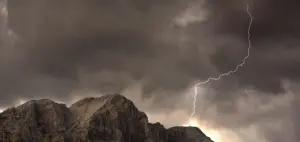 18 гірських туристів постраждали від удару блискавки на найвищій горі Словенії - Триглав