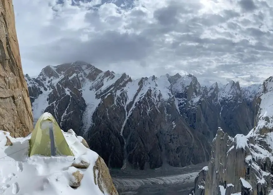 сніговому виступі на відмітці 5700 метрів, де Еду Марін провів 12 днів очікуючи погоду
