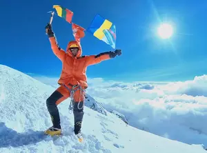 Прапор України знов піднято на вершині другої за висотою гори світу - восьмитисячнику К2