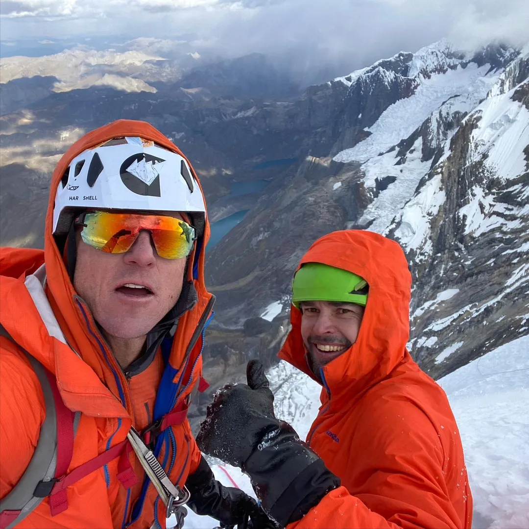 Джош Уортон (Josh Wharton) і Вінс Андерсон (Vince Anderson) на вершині Невадо Джирішанка (Nevado Jirishanca) висотою 6094 метра в Кордильєрах Уайхуаш, Перу. Фото Josh Wharton, Vince Anderson