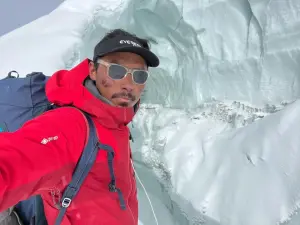 Непальский альпініст Німа Гьялзен Шерпа (Nima Gyalzen Sherpa) завершив  проходження всіх 14 восьмитисячників світу