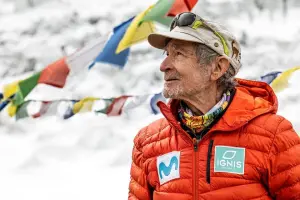 У віці 84 років, іспанський альпінст Карлос Сорія (Carlos Soria) збирається здійснити сходження на восьмитисячник Дхаулагірі