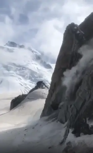 Альпіністи стали свідками масштабного обвалу на Монблані