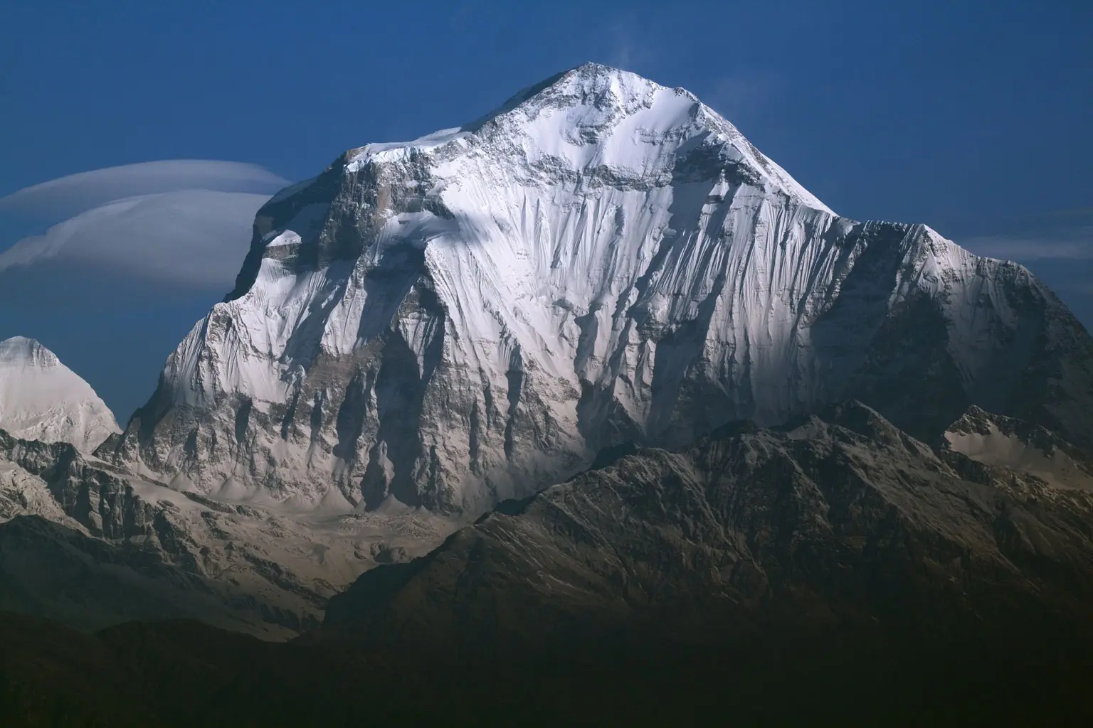 Дхаулагірі (Dhaulagiri, 8167 м) – сьома за висотою вершина світу.
