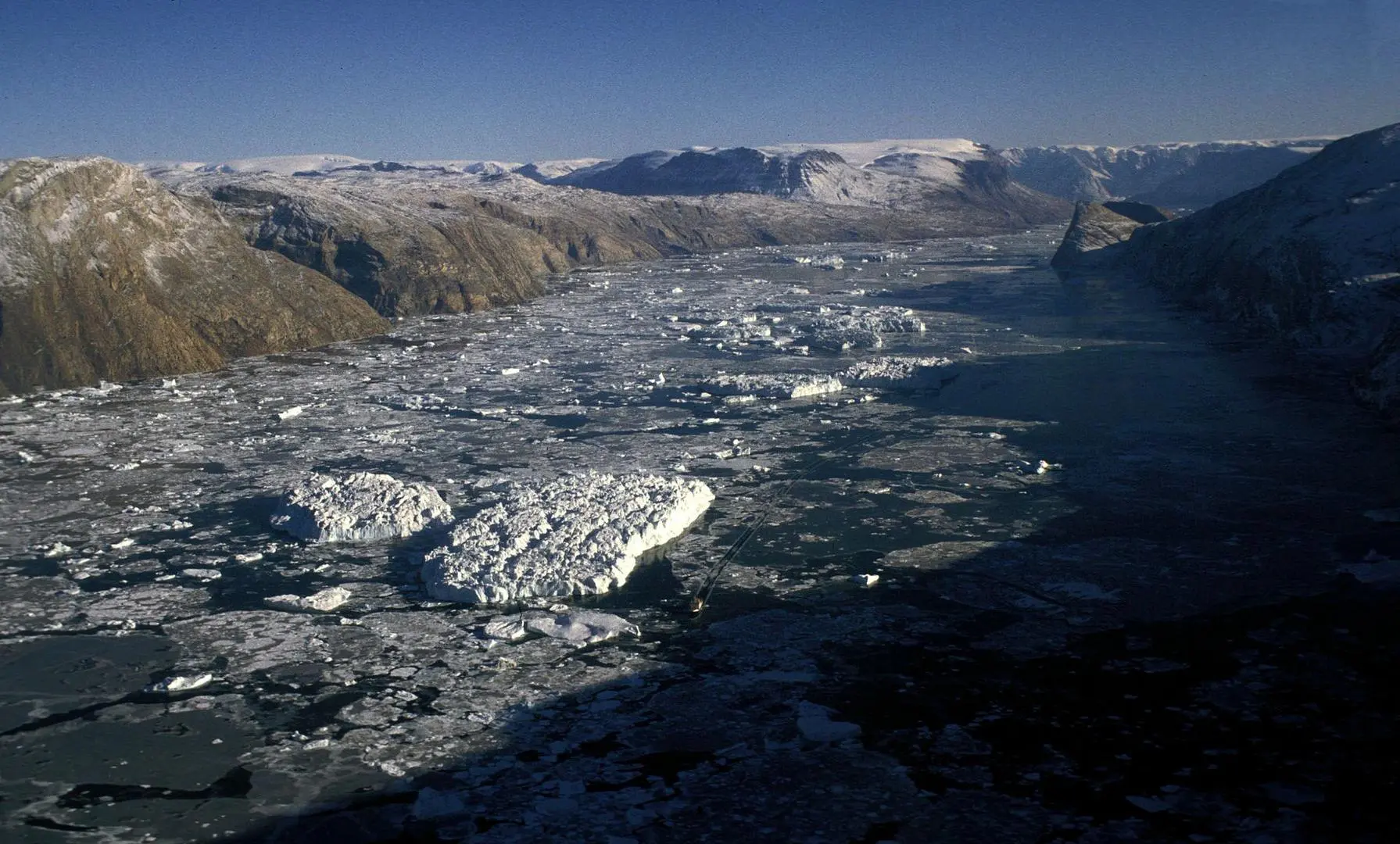 фьорд Нордвестфьорд (Nordvestfjord), який входить до складу Скорсбі – самої великої системи фьордів у світі, що лежить на сході Гренландії. Фото Hannes Grobe