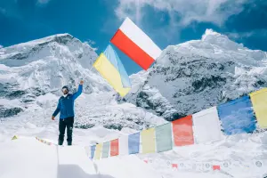 Прапор України замайорів над базовим табором Евересту