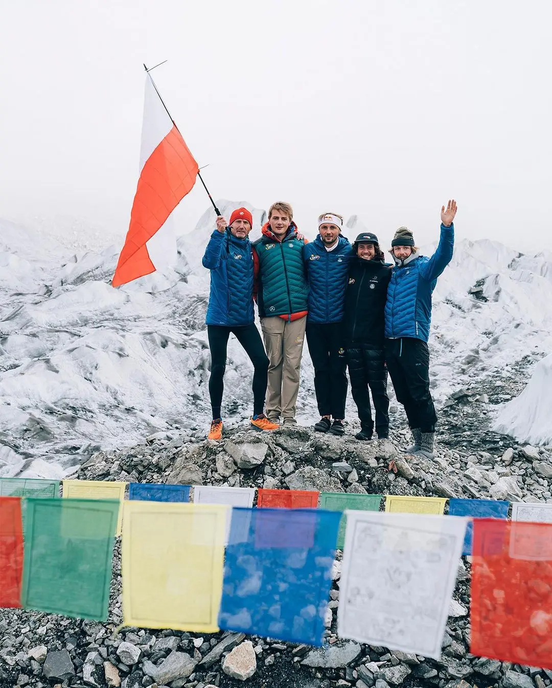"Вітання з базового табору! Ми єдина команда, яка зараз працює під Еверестом!" Фото Andrzej Bargiel