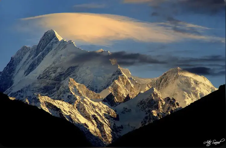 гора Харамош (Haramosh) висотою 7409 метрів, що розташована в масиві Каракорум на півночі Пакистану. Фото Atif Saeed