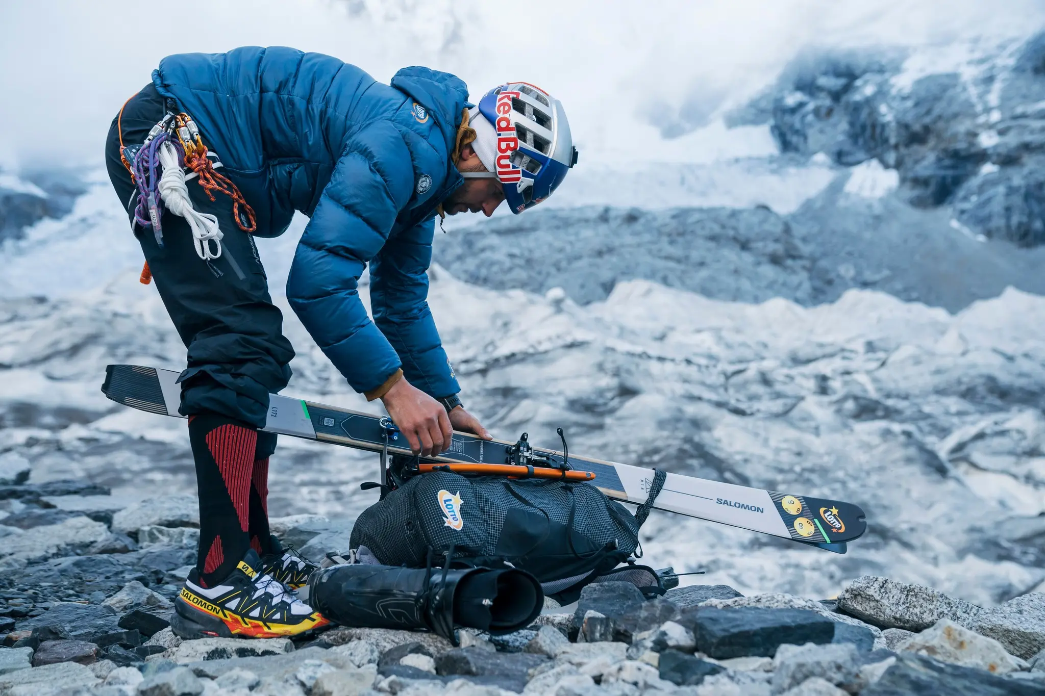 Анджей Баргель збирається на вихід до першого висотного табору на Евересті. Фото Bartłomiej Pawlikowski