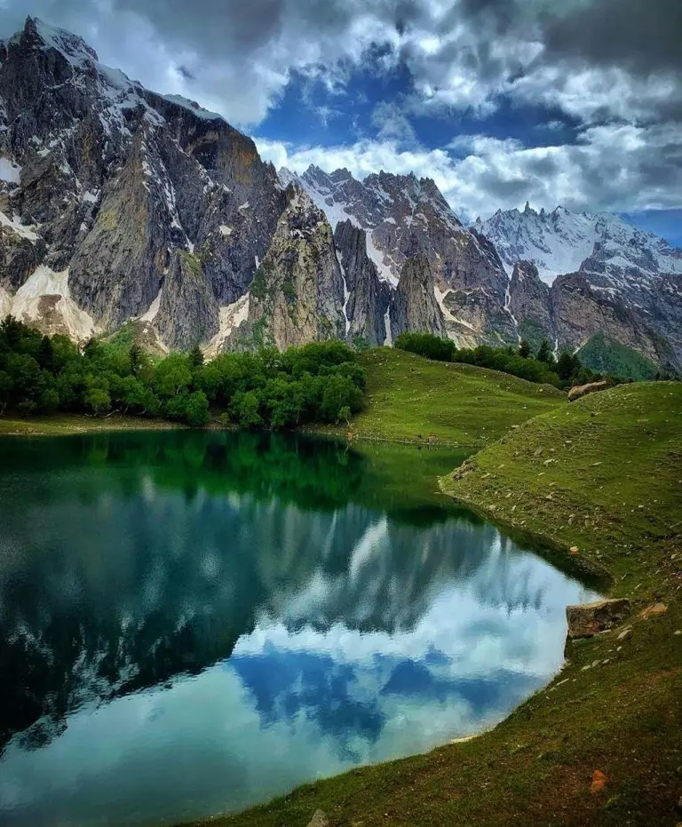 Озеро Кутвал (Kutwal Lake) в долині Харамош (Haramosh valley), Пакистан. Фото Explore Pakistan