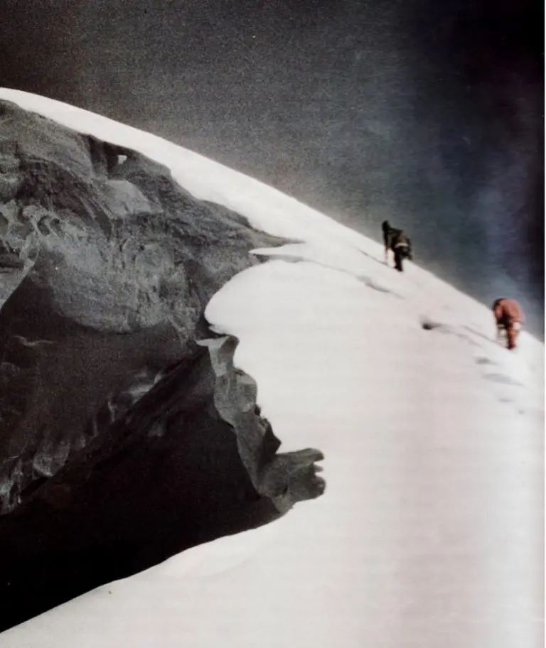Бернард Джиллотт (Bernard Jillott ) та Джон Емері ( John Emery) підіймаються хребтом в напрямку вершинни Харамош II. Фото Tony Streather