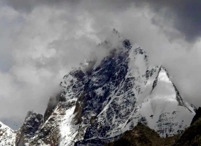 гора Харамош (Haramosh) висотою 7409 метрів та її допоміжна вершина Харамош II розділені дуже складним траверсом. Фото: Fareed Gujjar
