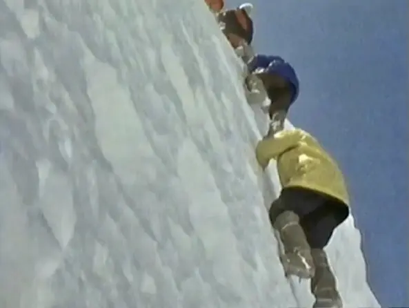 Альпіністи намагаються вибратися зі снігової пастки. Фото: Кадр з фільму He Who Dares – The Last Blue Mountain