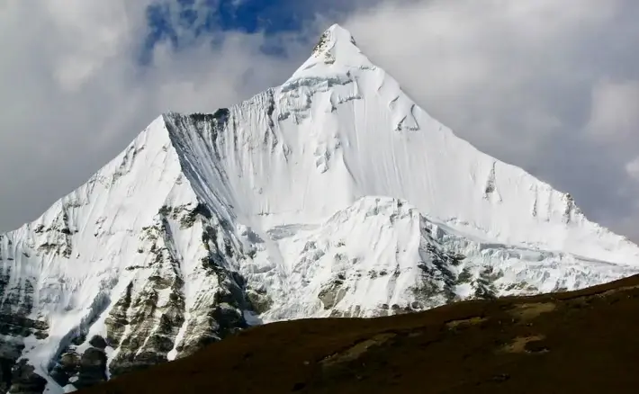 Джітчу-Дрейк (Jitchu Drake), як його видно з треккінгу до гори Джомолхарі (Jomolhari trek). Фото Summitpost