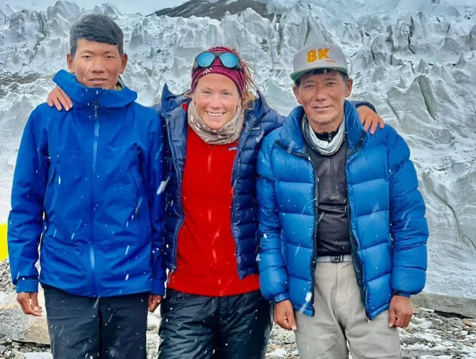 Крістін Харіла (Kristin Harila) разом з Пасдава (Pasdawa Sherpa) та його дядьком Дава Онджу (Dawa Ongju Sherpa). Фото 8K Expedition