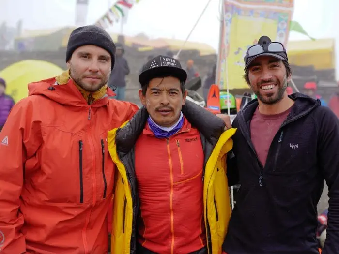 Пасанг Рінзе Шерпа (Pasang Rinzee Sherpa) в центрі та Дьєрфі Акош (Gyorffy Akos) праворуч