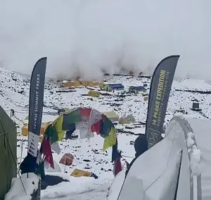 Величезна лавина накрила альпіністів в базовому таборі восьмитисячника Манаслу