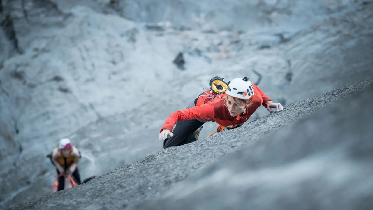 Матильда Сьодерлюнд (Matilda Söderlund) на маршруті  «Rayu» (610 м, 8c, 15 мотузок). Фото Jan Novak / Red Bull.