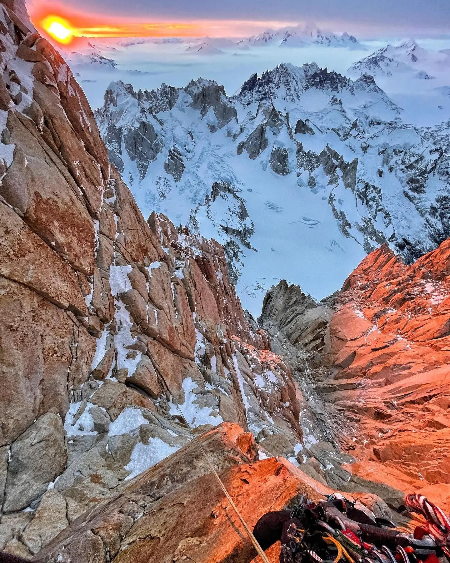 На маршруті "Supercanaleta" (1600 м, TD + 5.10 90°), що веде на вершину популярного патагонського піка Фіц-Рой (Fitz Roy, 3405 м). Фото Colin Haley
