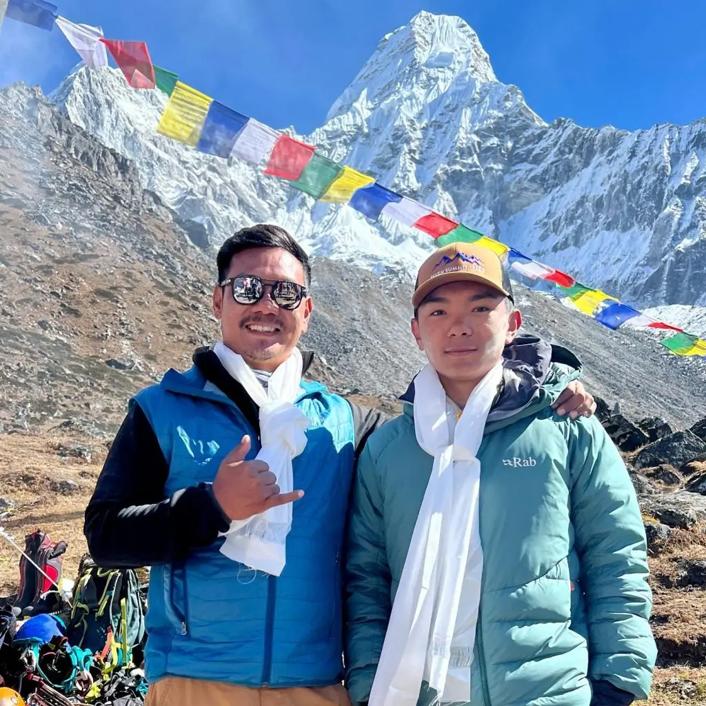 Таші Лакпа Шерпа (Tashi Lakpa Sherpa) разом зі своїм сином Німа Рінджі Шерпа (Nima Rinji Sherpa) перед сходженням на Манаслу