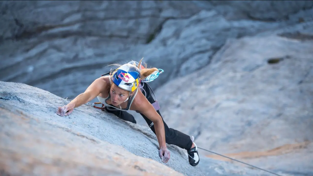Саша ДіДжуліан (Sasha DiGiulian) на маршруті  «Rayu» (610 м, 8c, 15 мотузок). Фото Jan Novak / Red Bull.