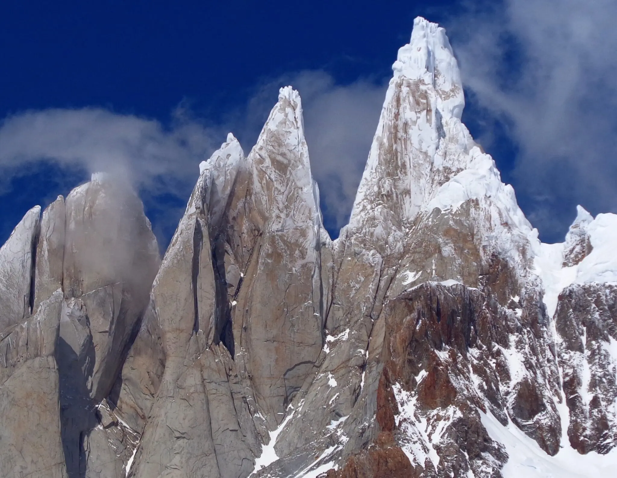Торре Еггер (Torre Egger, 2685 м), що розташована в гірському массиві Серро-Торре на території Аргентини. Фото Ermanno Salvaterra