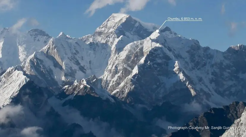 гора Чумбу (Chumbu, 6859 м) в Непалі. Вид з першого висотного табору Ама-Даблам