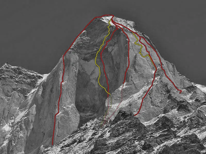 Бхагіратхі III (Bhaguirathi III) висотою 6454 метрів. The Slovenian Route ED+ VIII A4, 85°. маршрут відмічений червоною лінією - третя зліва