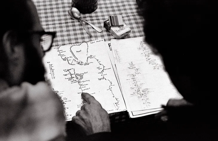 Роял Роббінс (Royal Robbins) і Коллівер Джонс (Colliver Jones ) вивчають топографію стіни Salathe Wall на столі для пікніка в таборі 4, 1960-ті роки.  Фото Glen Denny