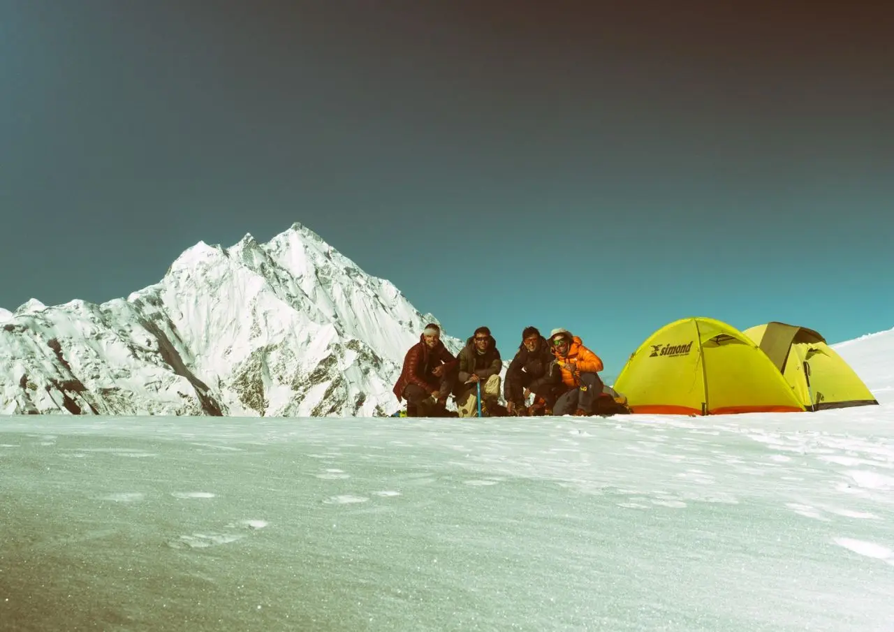 Джеймс Прайс (James Price), пакистанці Хасан Альджаббал (Hassan Aljabbal) і Аднан Хан (Adnan Khan) та французький фотограф Себастьян Карніато (Seb Carniato) під час сходження на  Міршіакар (Mirshiakar) висотою 5464 метра по її східному хребту. Фото Seb Carniato