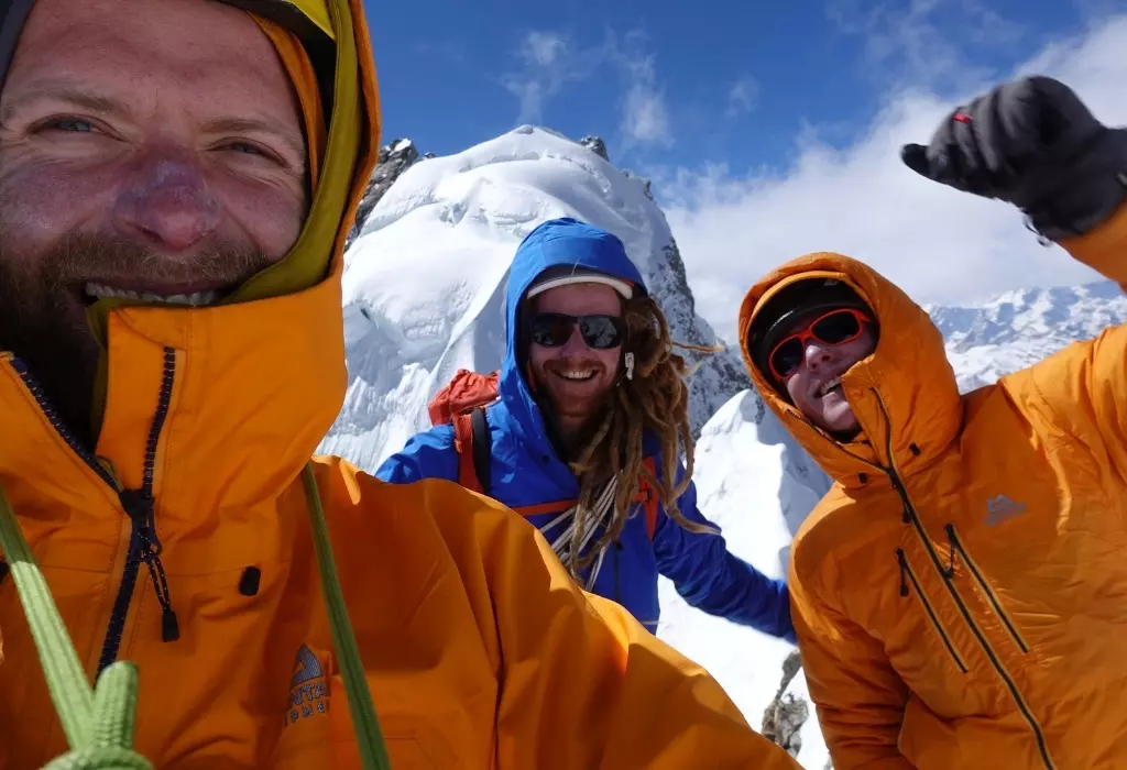 Метт Гленн (Matt Glenn), Каллум Джонсон (Callum Johnson) та Том Секкомб (Tom Seccombe) на вершині гори Барнадж ІІ Східна (Barnaj II East) висотою 6303 метра. Фото Callum Johnson