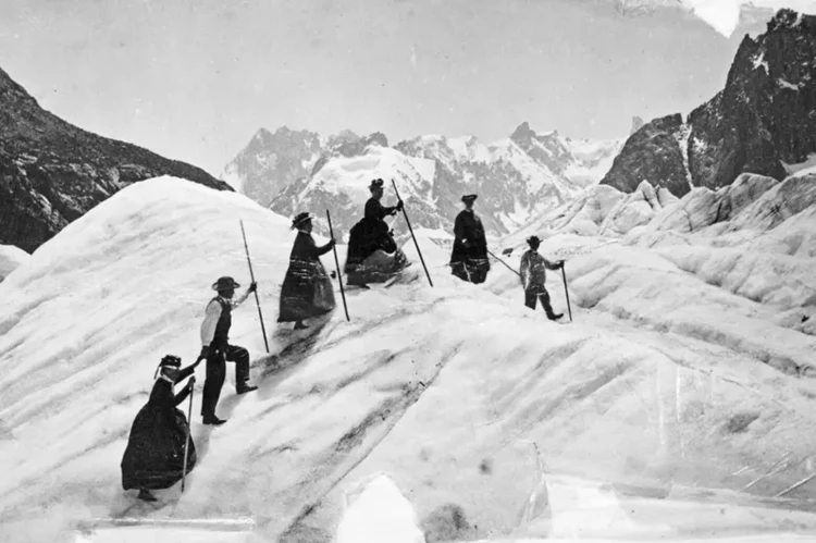 Жінки та їхні гіди на льодовику Mer de Glace у 1886 році. Фото F&G Charnaux