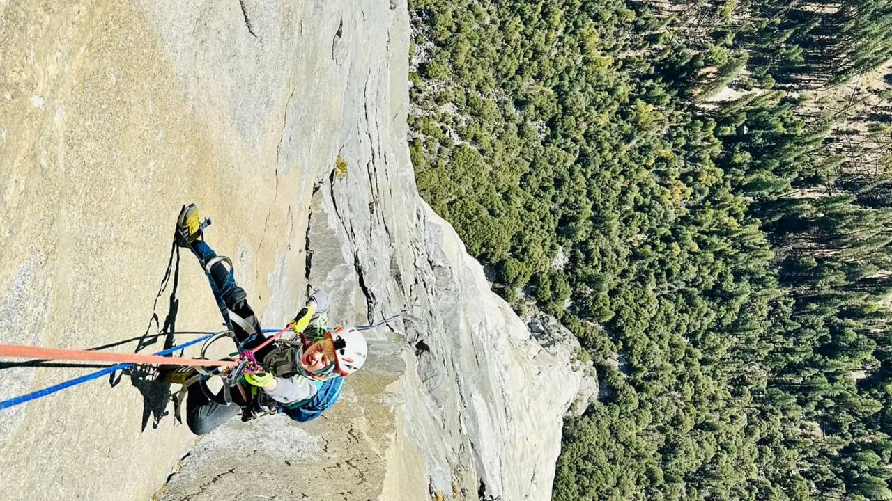  Сем Бейкер (Sam Baker) став наймолодшою ​​людиною, яка завершила сходження на скелю Ель-Капітан (El Capitan). Фото Joe Baker