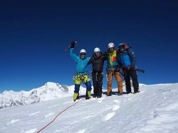 Четверо чеських альпіністів стоять на вершині Чумбу (Chumbu, 6859 м) в Непалі. Фото: Zdeněk Hák