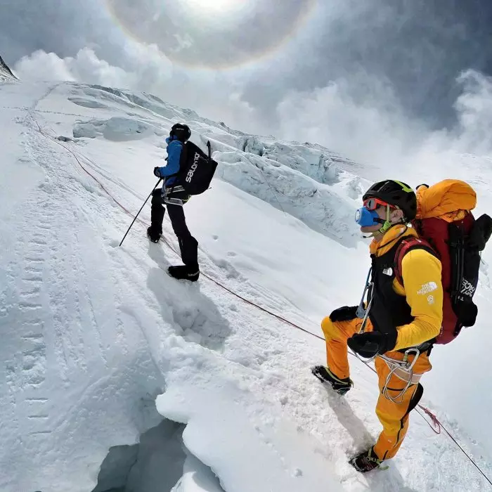 Кіліан Джорнет (Kilian Jornet Burgada) (ліворуч) і Девід Геттлер на Евересті (David Göttler) минулого року. Фото: David Göttler