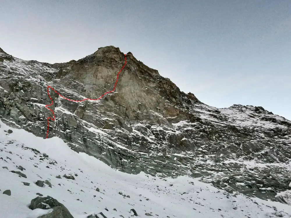 Маршрут «Frigo-combo» (M7/6a, 450 метрів) по північно-західній стіні гори Дув Бланш (Douves Blanches), пік 3582 метрів у долині Валь д