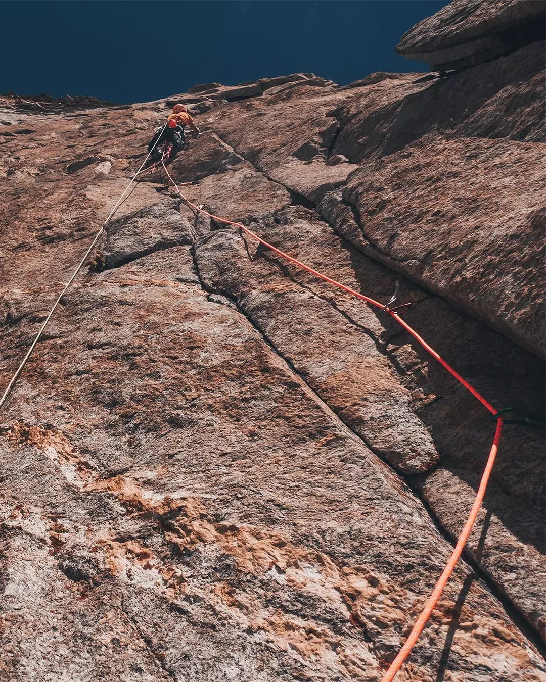 На маршруті  „Between Two Parties” (350м, 7b/A3) на вершину скелі «Kirti-Nose» висотою 4950 метрів в індійському штаті Уттаракханд. Фото  Stephan Siegrist