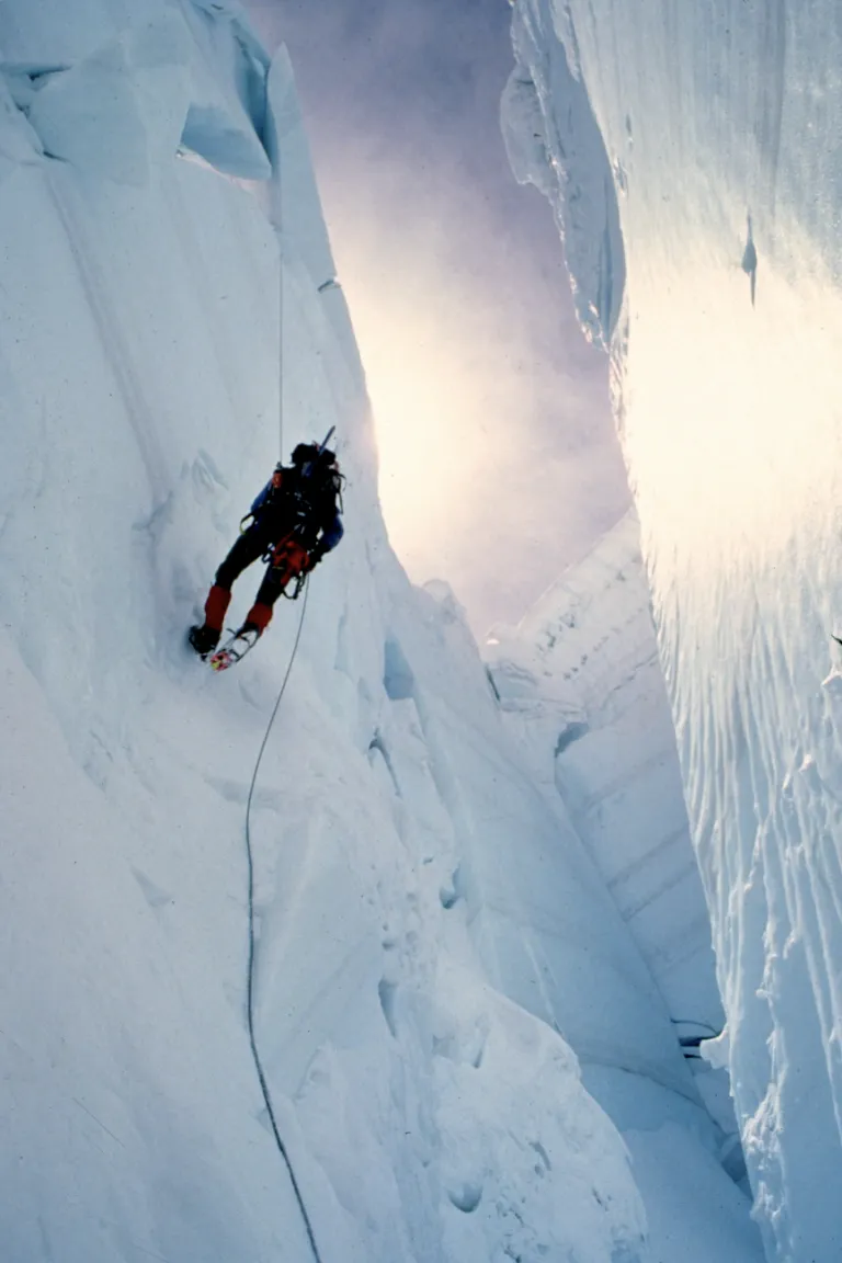 Спускаючись у льдовикову тріщину на новому маршруті північно-східною стороною Евересту - по стіні Кангшунг. Фото Ed Webster