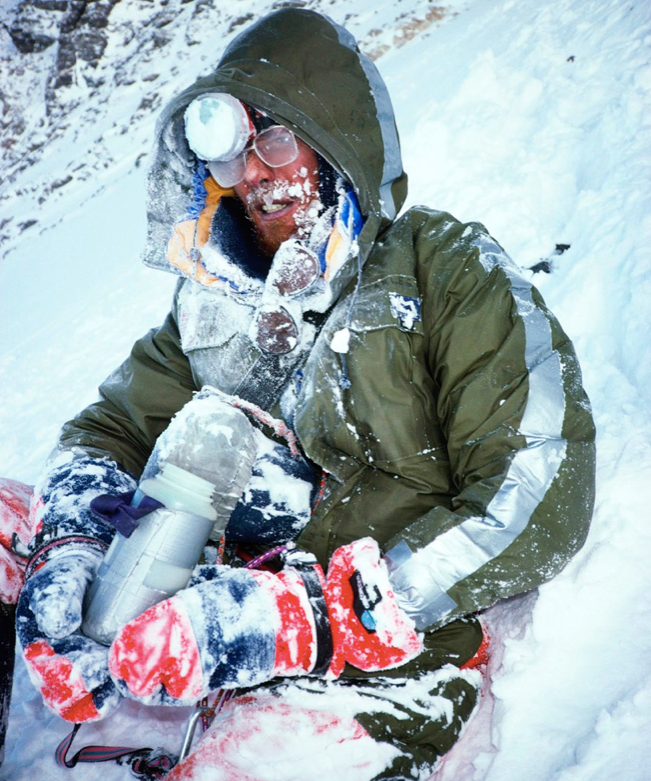 Стівен Венейблз повертається з вершини Евереста, після сходження без використання кисневих балонів. Бівак на висоті 8688 метрів. Фото Ed Webster 