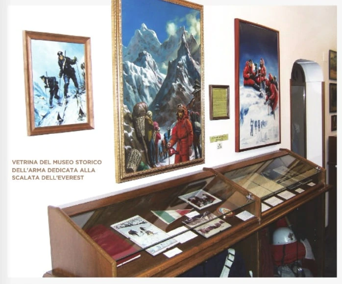 Стенд, присвячений італійській експедиції на Еверест 1973 року в Музеї карабінерів у Римі