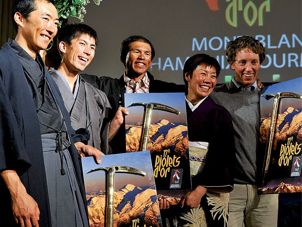 Кадзуя Хірайде (Kazuya Hiraide) та Кей Танігуті (Kei Taniguchi) отримують свою першу нагороду "Золотий Льдоруб" у 2009 році. Кей Танігуті стала першою жінкою, яка отримала настільки високу нагороду у альпінізмі. Фото Фото: Piolet d