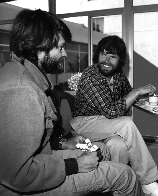 Месснер і Вебстер весело снідали перед тим, як Месснер оглянув обморожені кінчики пальців Вебстера. Тим не менш, Вебстер трохи приголомшений від свого нещодавнього досвіду на Евересті. Фото Joe Blackburn