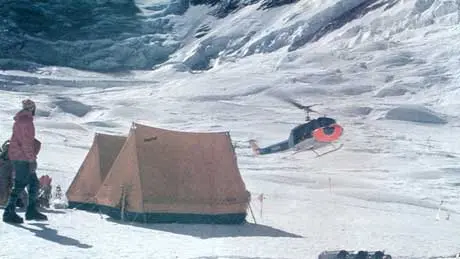 Один з двох вертольотів, яким керував сержант-майор Нікола Палуді, встановив світовий рекорд, приземлившись на висоті 6400 метрів.