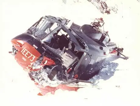 Через кілька днів гелікоптер розбився (пілот не постраждав) і був покинутий на льодовику. 