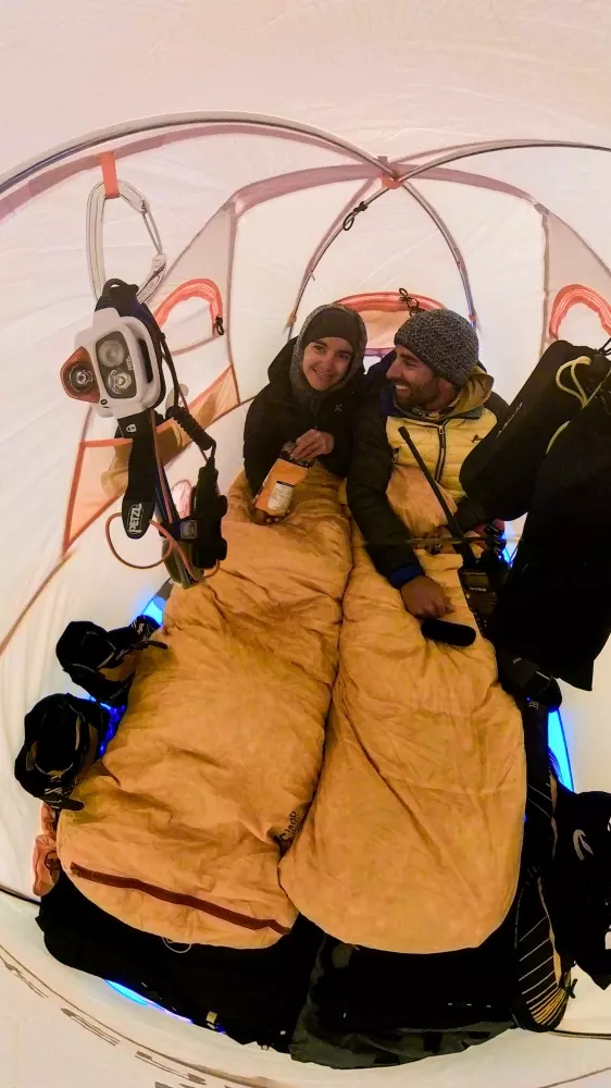 Стефано Рагаццо (Stefano Ragazzo) та Сільвія Лоррегіан (Silvia Loreggian) відкривають новий маршрут Kalypso (600m M4/V) на вершину гори Сато Піраміда (Sato Pyramide) висотою 6100 метрів. Фото Stefano Ragazzo / Silvia Loreggian