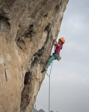 8-річна дівчинка встановлює світовий рекорд у скелелазінні, подолавши категорію 8b+ на маршруті 