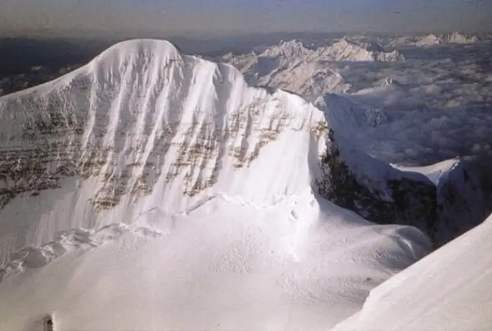гори Намча Барва (табір 6) і Найпун. Вид з висоти 7350 метрів. Фото Japanese Alpine Club