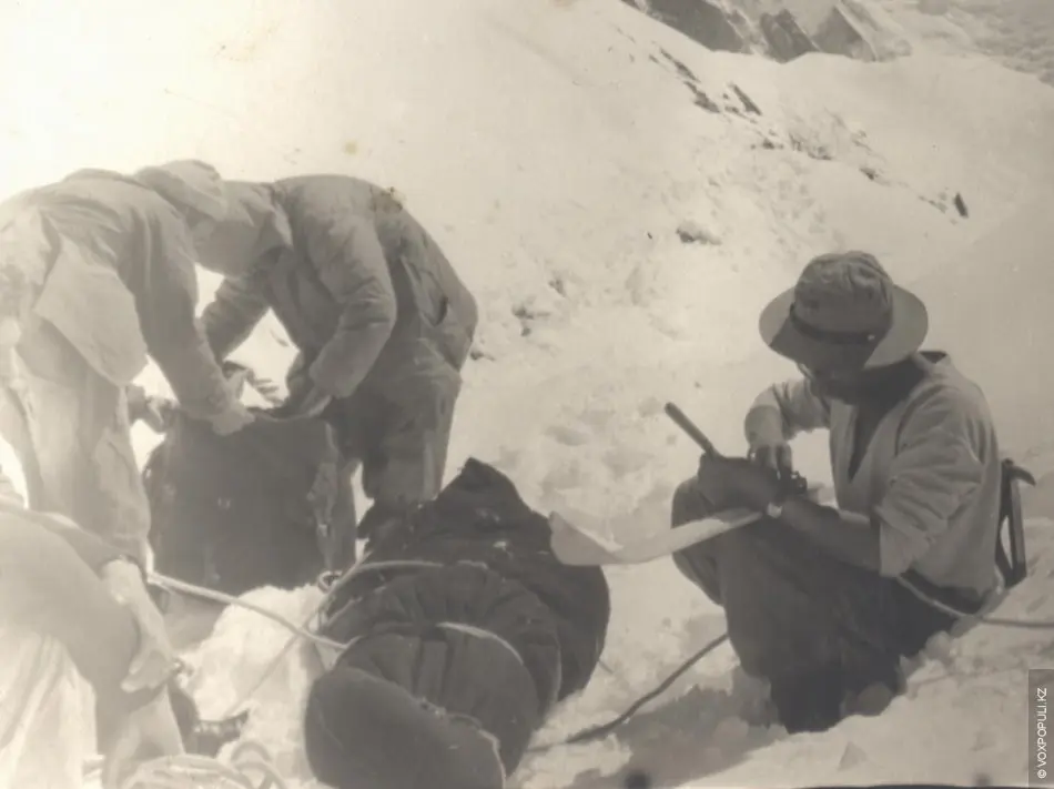 Усенова витягують із тріщини. Пік Перемоги (7439 метрів). 1955 рік.